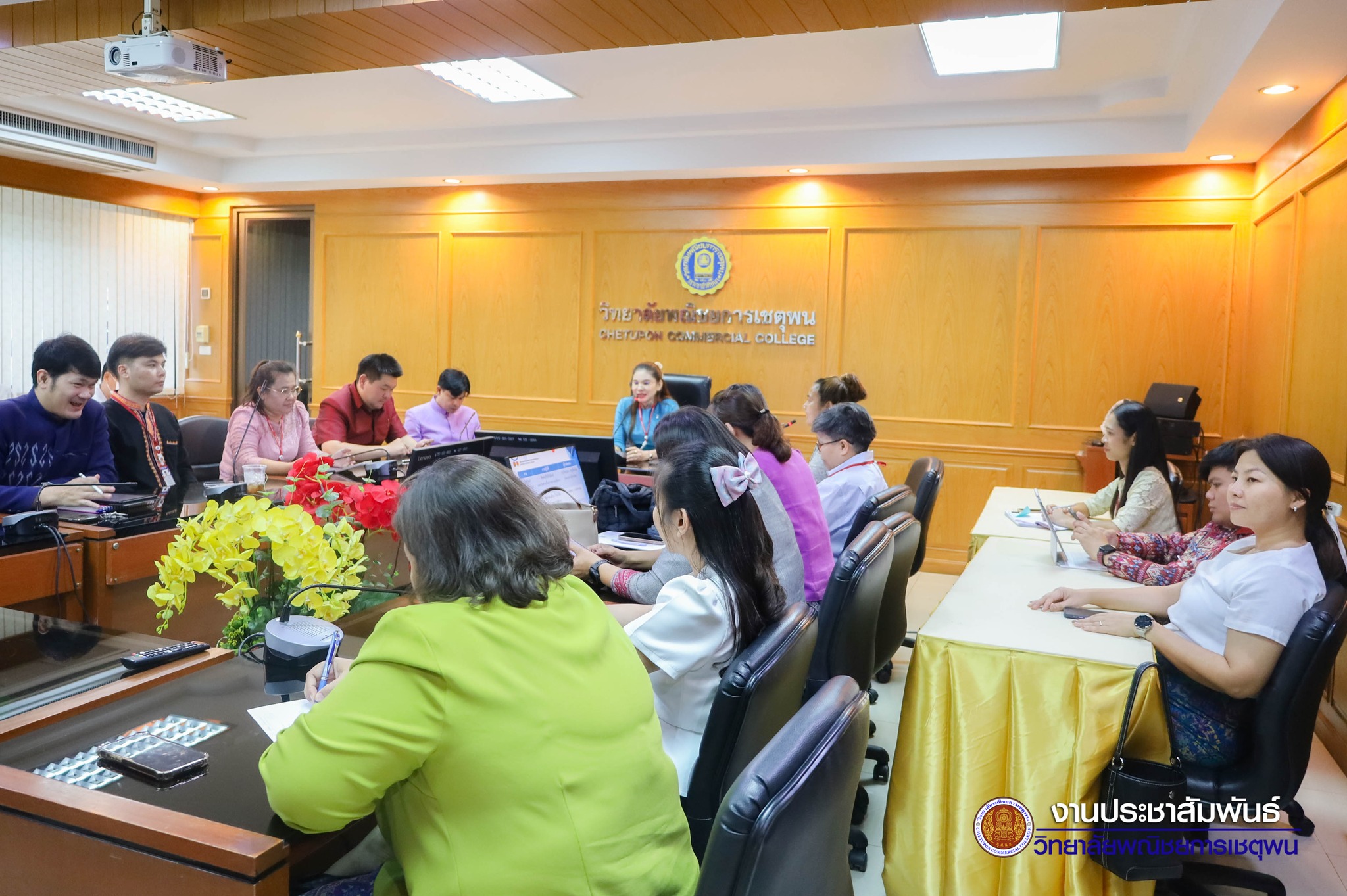 อาจเป็นรูปภาพของ 10 คน, ตาราง และ ข้อความ