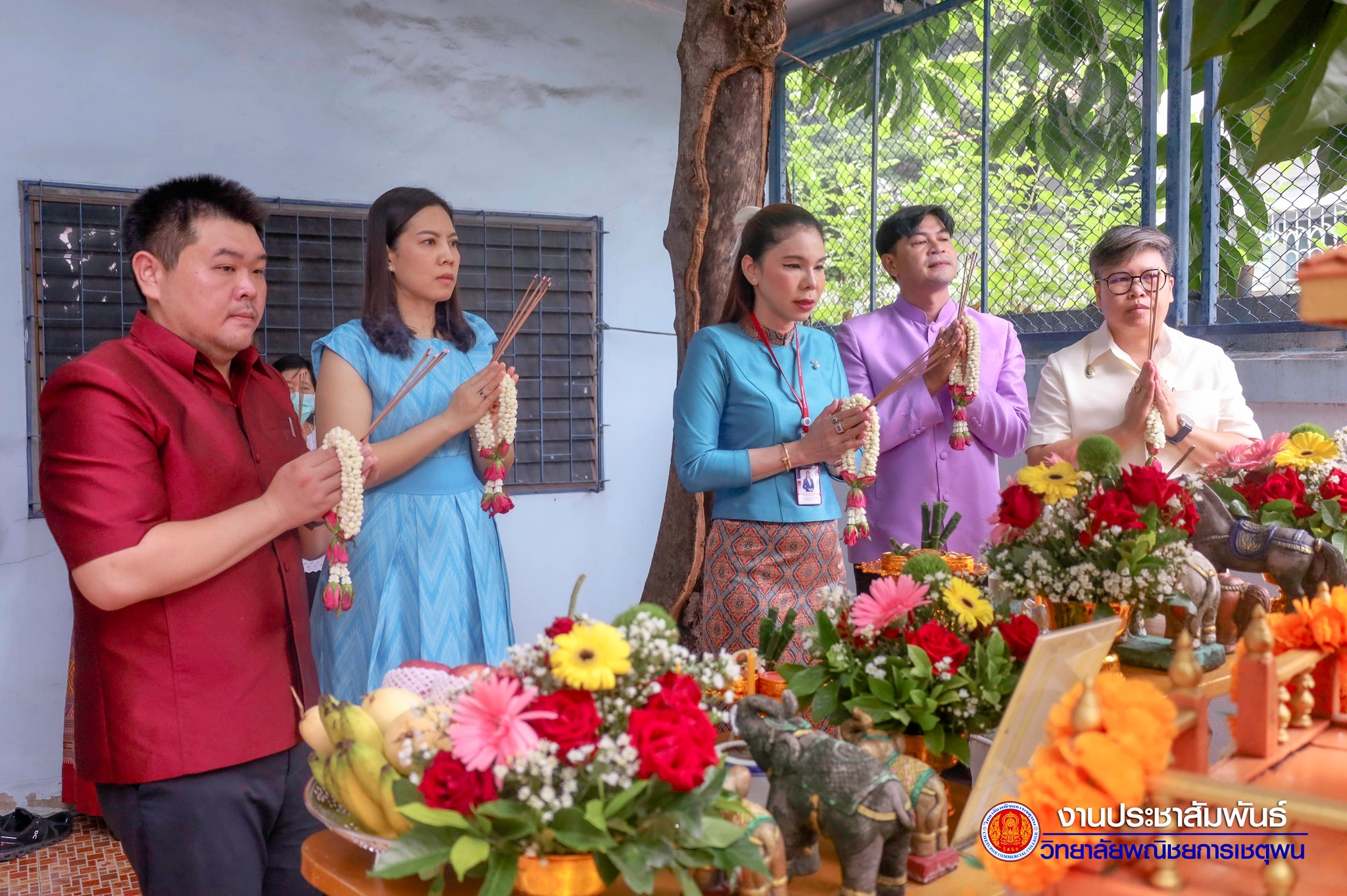 อาจเป็นรูปภาพของ 5 คน และ ข้อความพูดว่า "งานประชาสัมพันธ์ วิทยาลัยพณิชยการเซตุผน"