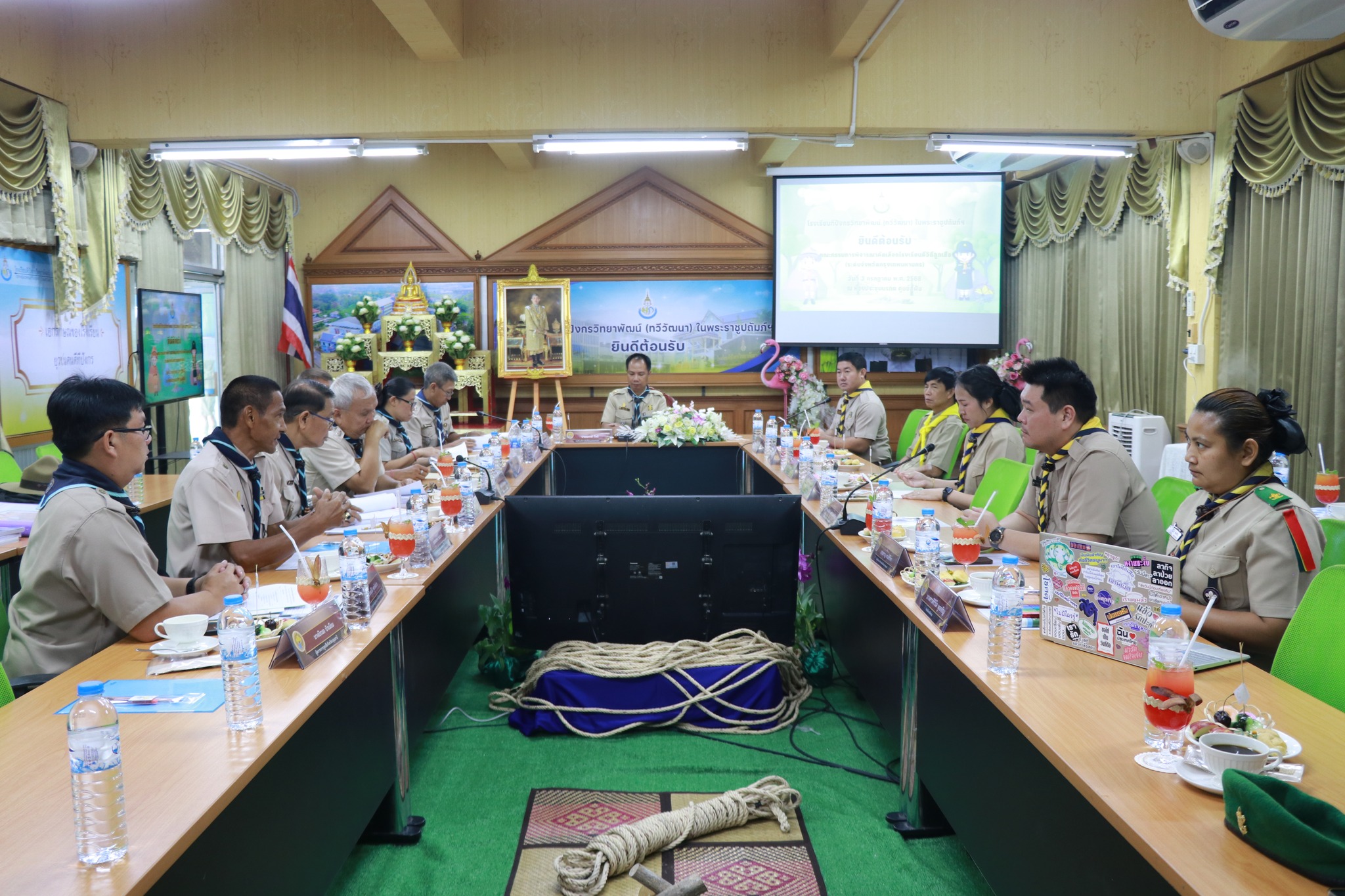 อาจเป็นรูปภาพของ 9 คน, ผู้คนกำลังอ่านหนังสือ, แท่นบรรยาย และ ข้อความ