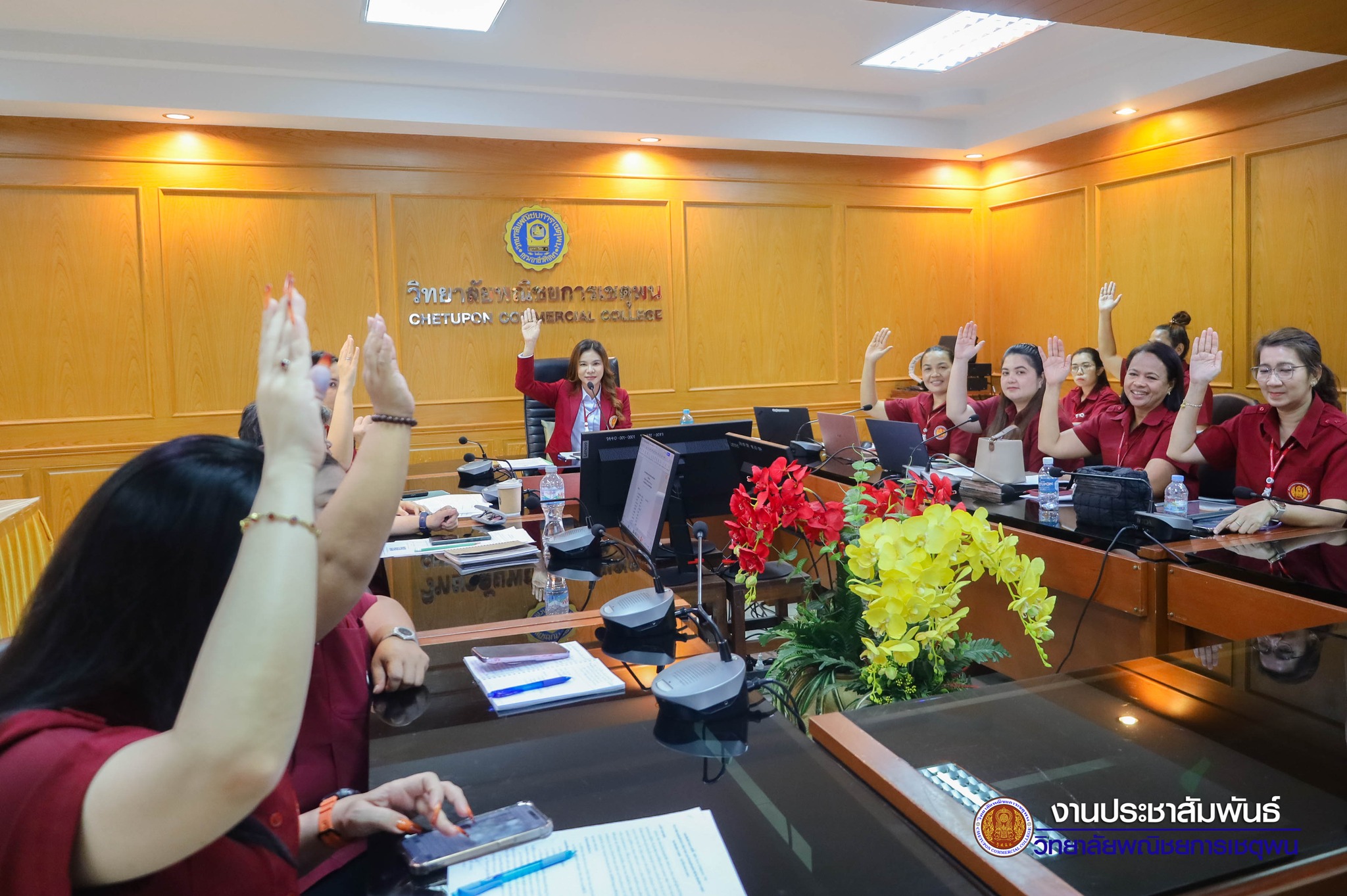 อาจเป็นรูปภาพของ 8 คน, ผู้คนกำลังอ่านหนังสือ และ ข้อความ