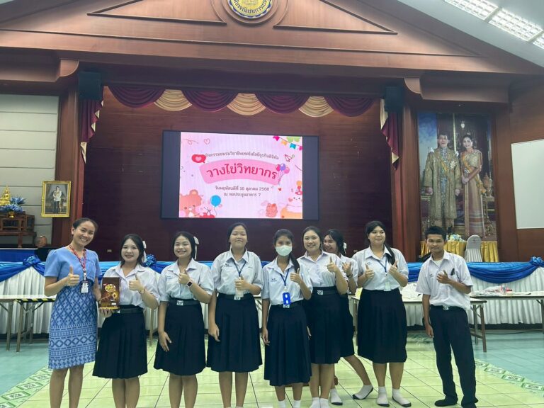 วันที่ 16 ตุลาคม 2568 นักเรียนชมรมวิชาชีพเทคโนโลยีธุรกิจดิจิทัล ร่วมกันทำกิจกรรม English for Fan ร่วมกับอาจารย์แผนกวิชาภาษาต่างประเทศ และร่วกินเล่นกิจกรรมเกมตั้งไข่วิทยากร ณ หอประชุมเฉลืมพระเกียรติ อาคาร 7 ชั้น 2 วิทยาลัยพณิชยการเชตุพน