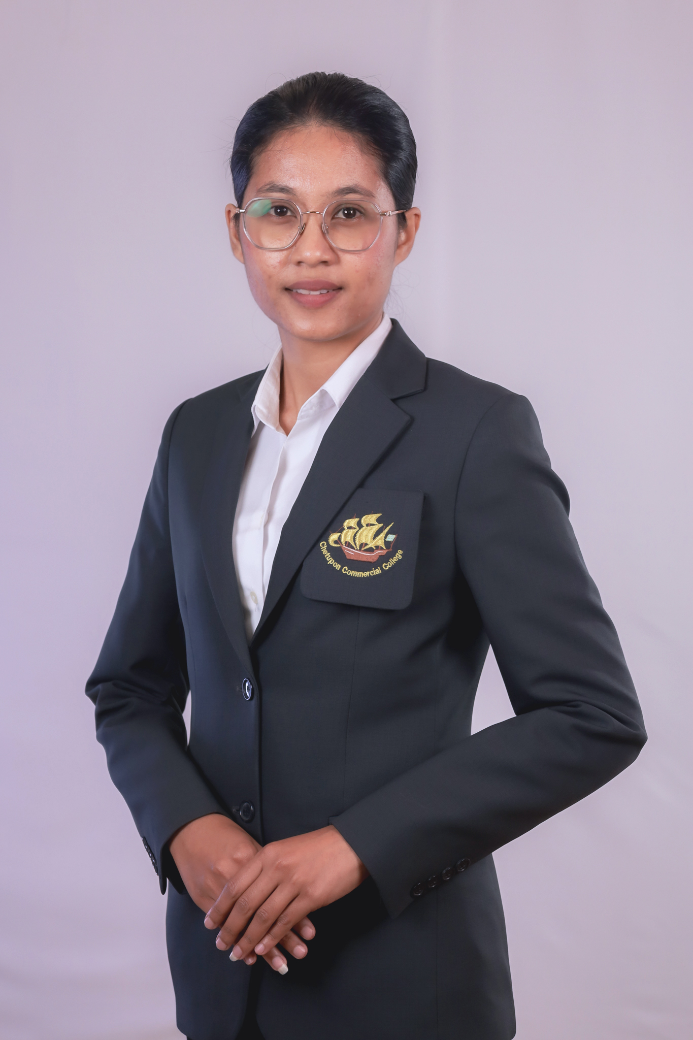 นางสาวนริศา มีภพ